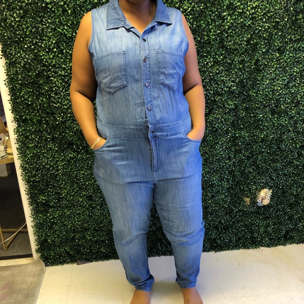 Sleeveless Jean romper set.
